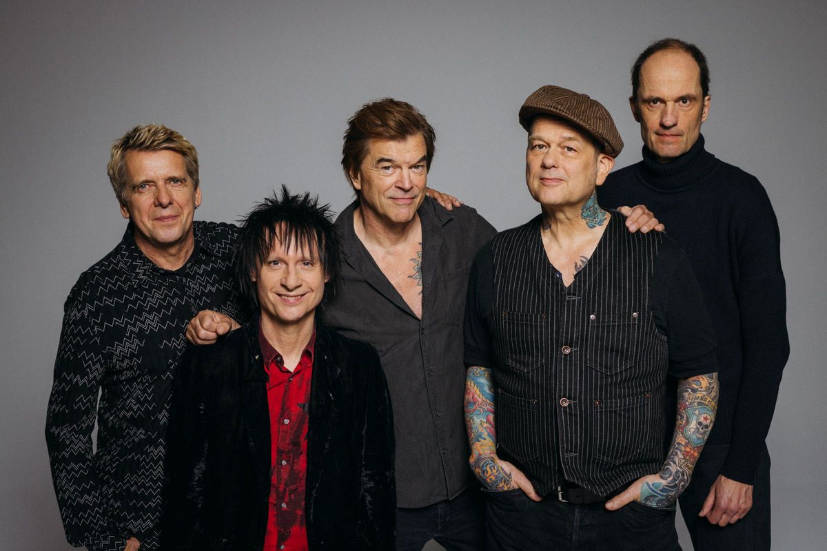 Die toten Hosen vor grauem Hintergrund